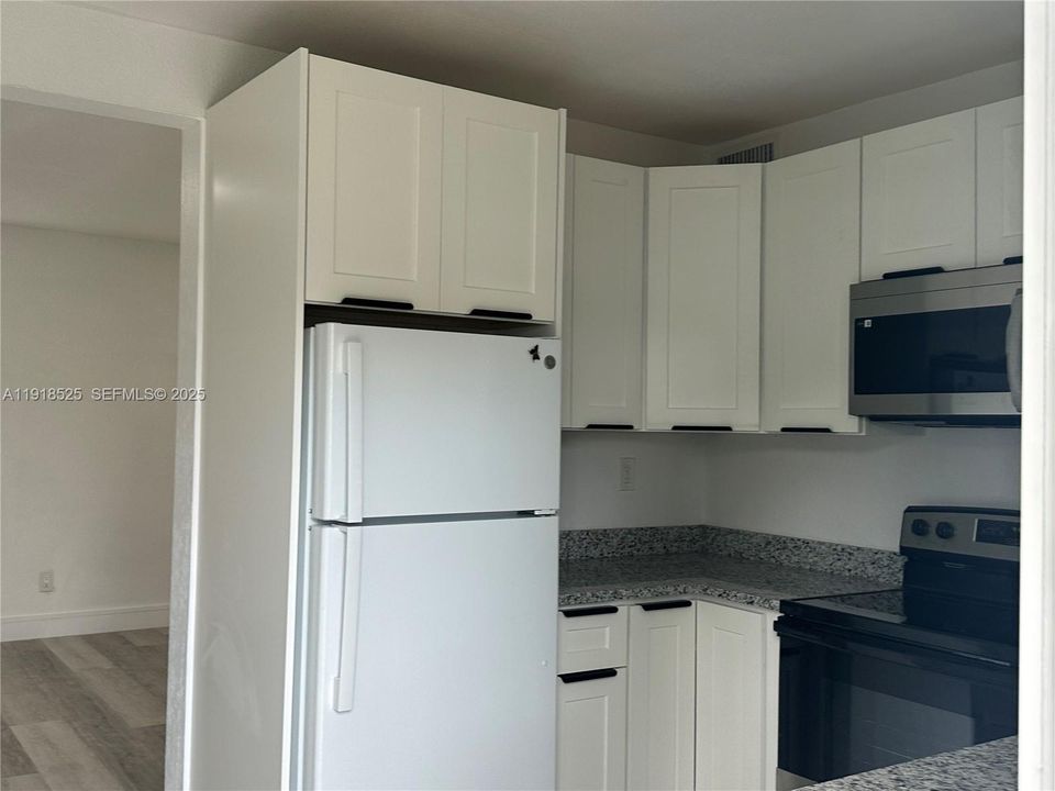 出租: $3,200 (3 贝兹, 2 浴室, 929 平方英尺)