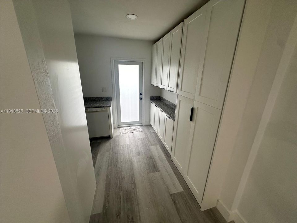 出租: $3,200 (3 贝兹, 2 浴室, 929 平方英尺)