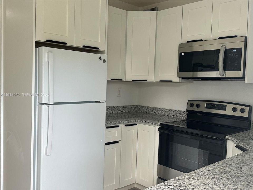 出租: $3,200 (3 贝兹, 2 浴室, 929 平方英尺)