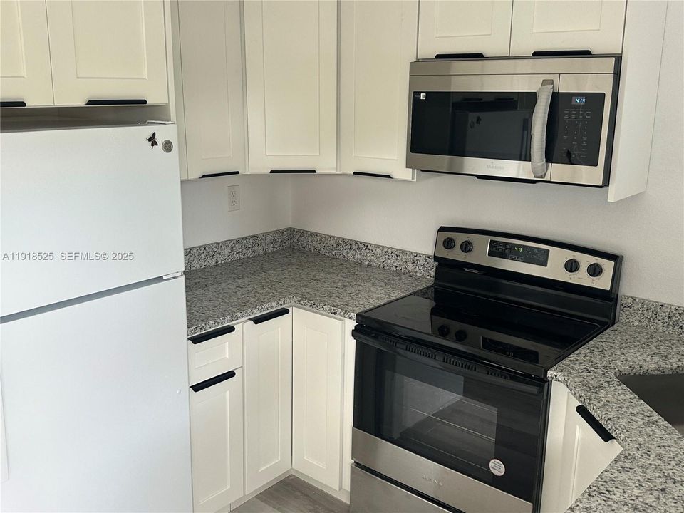 出租: $3,200 (3 贝兹, 2 浴室, 929 平方英尺)