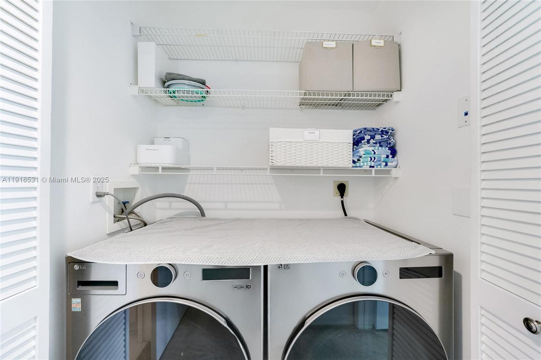 For Sale: $980,000 (2 beds, 2 baths, 1080 Square Feet)