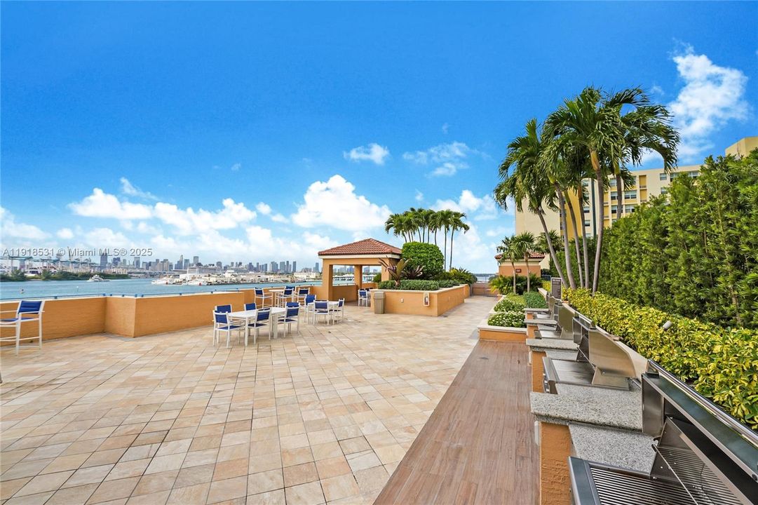 For Sale: $980,000 (2 beds, 2 baths, 1080 Square Feet)