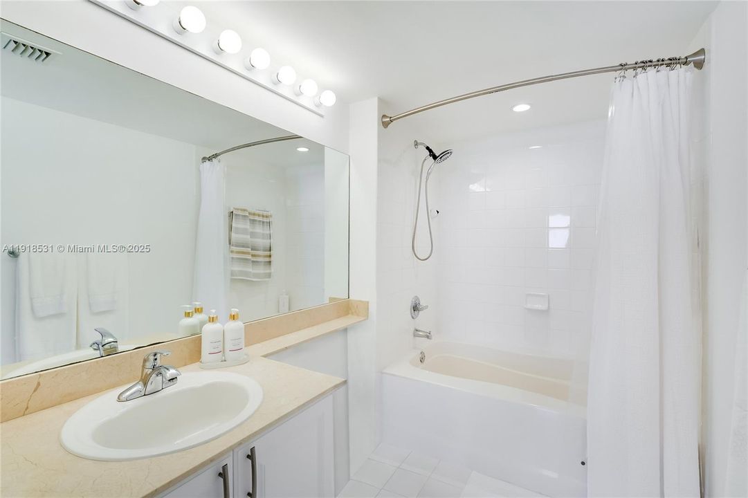 For Sale: $980,000 (2 beds, 2 baths, 1080 Square Feet)