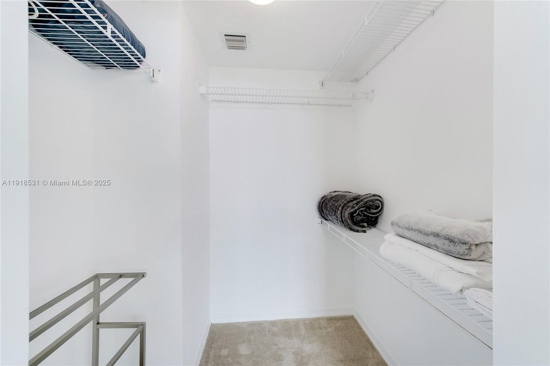 For Sale: $980,000 (2 beds, 2 baths, 1080 Square Feet)