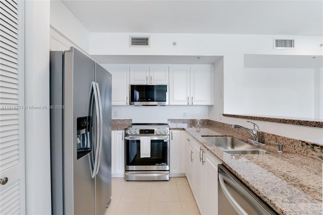 For Sale: $980,000 (2 beds, 2 baths, 1080 Square Feet)