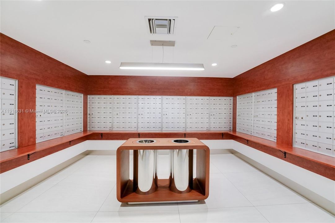 For Sale: $980,000 (2 beds, 2 baths, 1080 Square Feet)