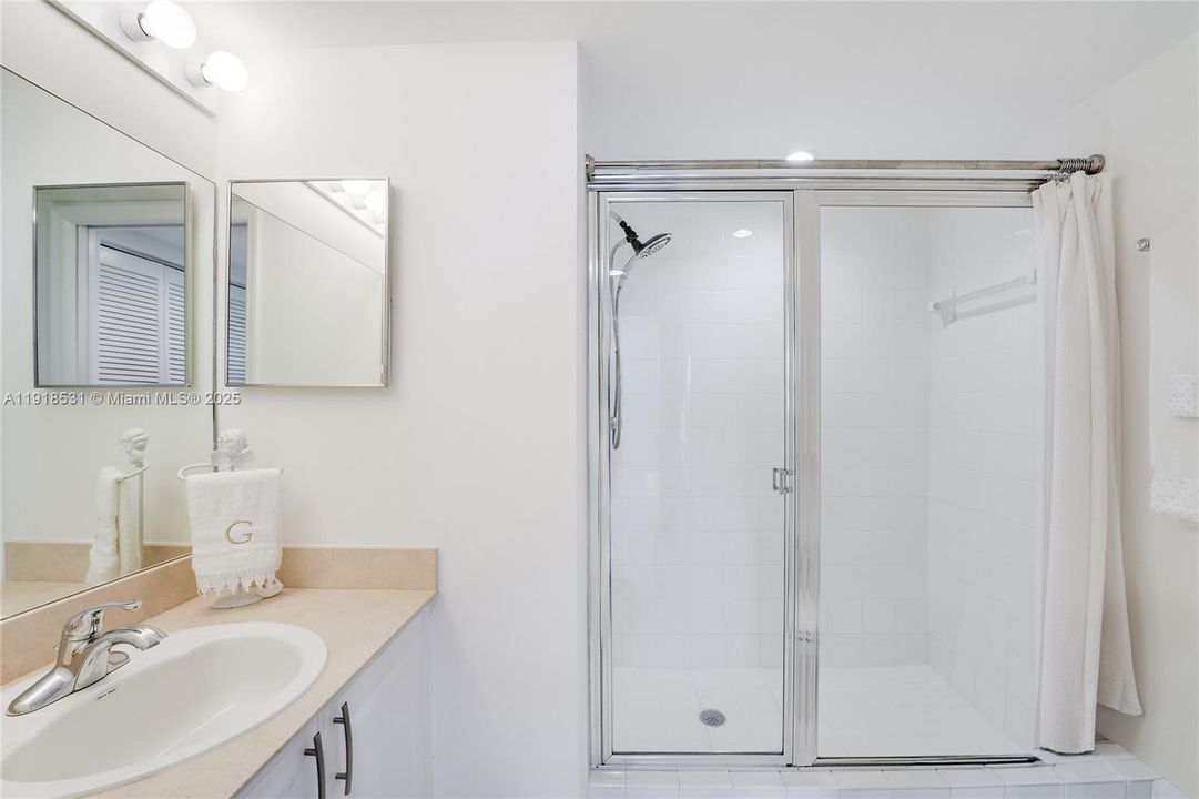 For Sale: $980,000 (2 beds, 2 baths, 1080 Square Feet)