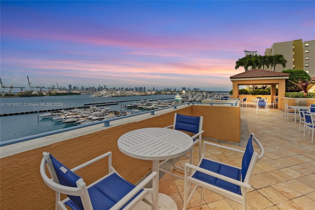 For Sale: $980,000 (2 beds, 2 baths, 1080 Square Feet)