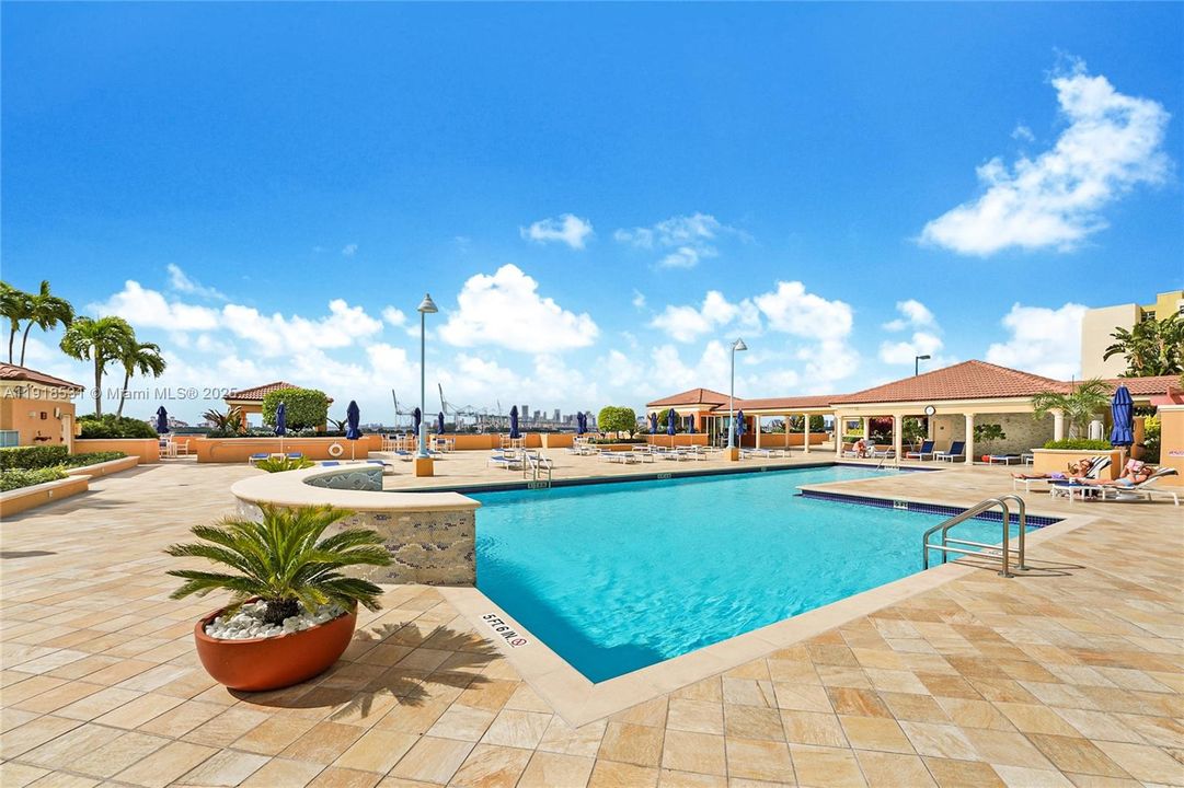 For Sale: $980,000 (2 beds, 2 baths, 1080 Square Feet)