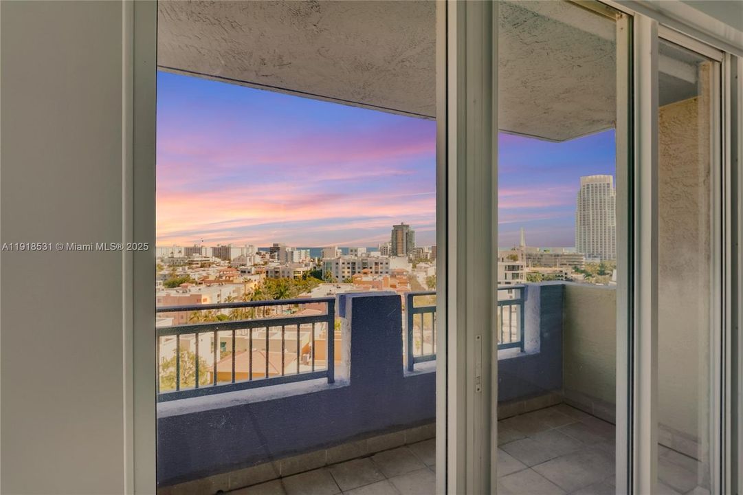 For Sale: $980,000 (2 beds, 2 baths, 1080 Square Feet)