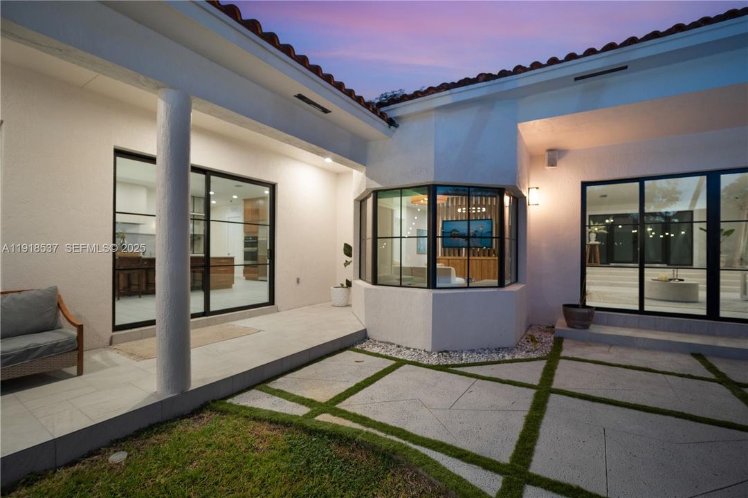 For Sale: $2,250,000 (6 beds, 4 baths, 3189 Square Feet)