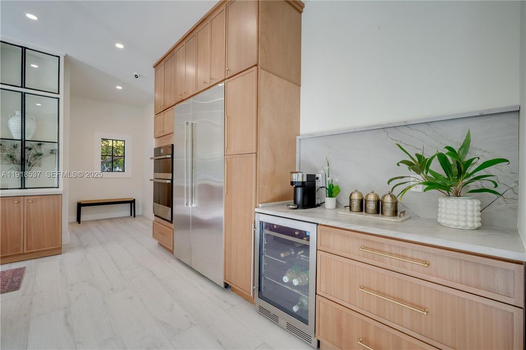 For Sale: $2,250,000 (6 beds, 4 baths, 3189 Square Feet)