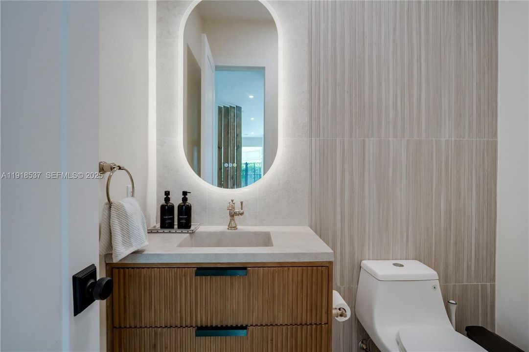 For Sale: $2,250,000 (6 beds, 4 baths, 3189 Square Feet)