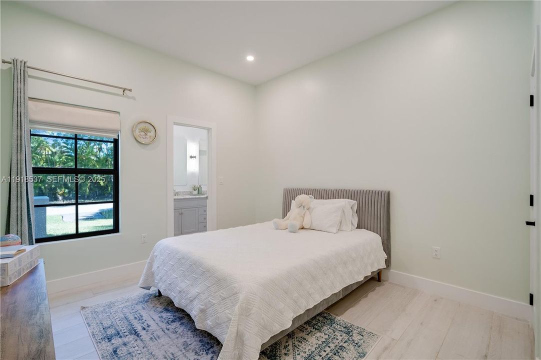 For Sale: $2,250,000 (6 beds, 4 baths, 3189 Square Feet)