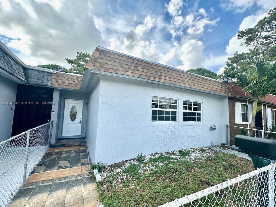 待售: $395,000 (3 贝兹, 2 浴室, 1152 平方英尺)