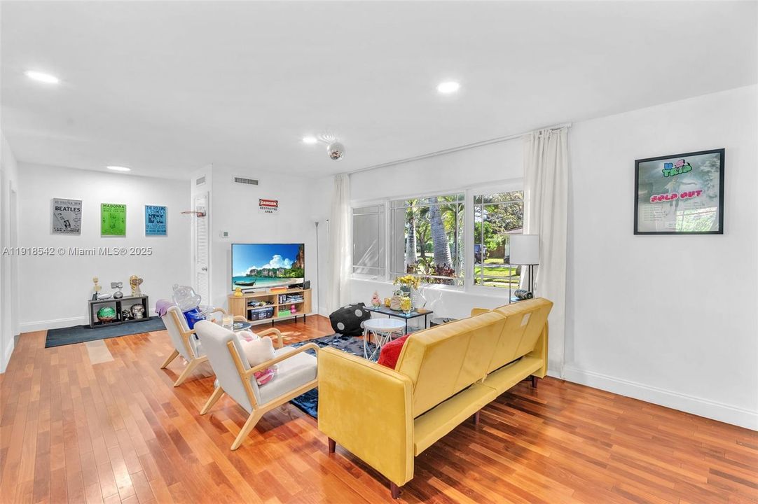 For Sale: $1,598,000 (3 beds, 3 baths, 1609 Square Feet)