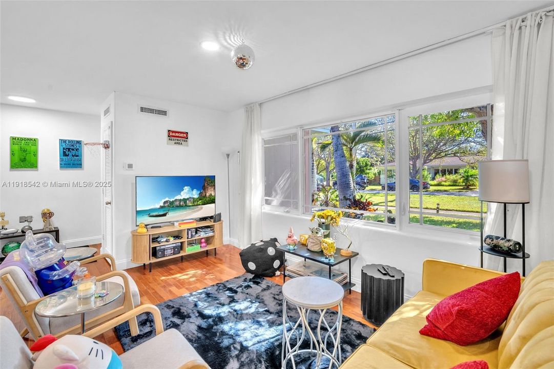 For Sale: $1,598,000 (3 beds, 3 baths, 1609 Square Feet)