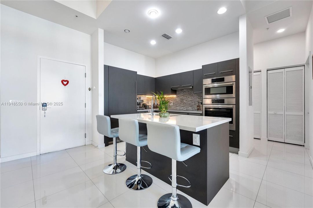 En Venta: $450,000 (2 camas, 2 baños, 1130 Pies cuadrados)