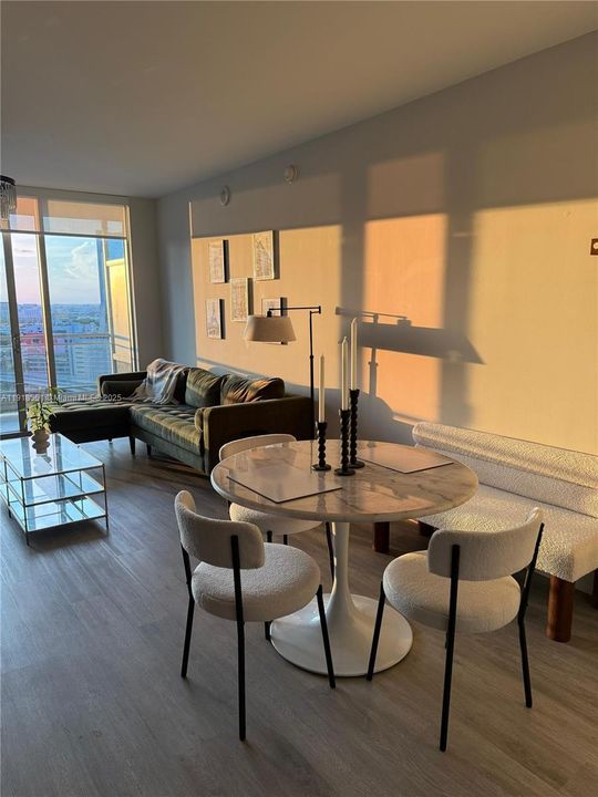 For Rent: $3,000 (1 beds, 1 baths, 736 Square Feet)