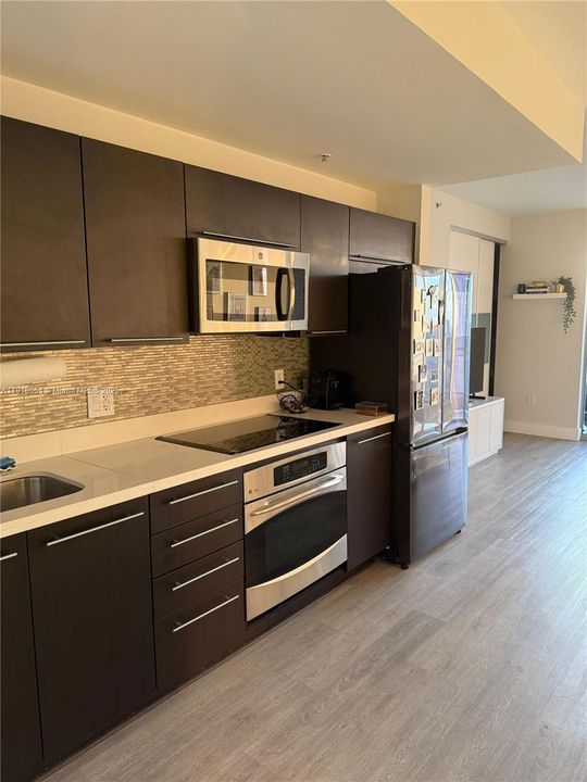 For Rent: $3,000 (1 beds, 1 baths, 736 Square Feet)