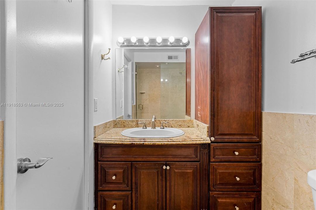 合同活跃: $3,000 (3 贝兹, 2 浴室, 1460 平方英尺)