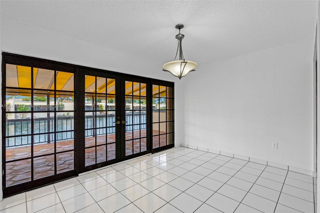 合同活跃: $3,000 (3 贝兹, 2 浴室, 1460 平方英尺)