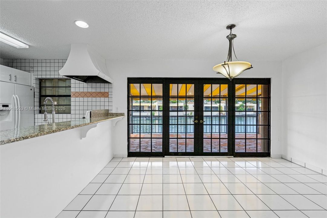 合同活跃: $3,000 (3 贝兹, 2 浴室, 1460 平方英尺)