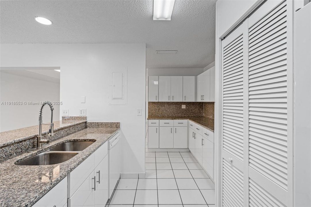 合同活跃: $3,000 (3 贝兹, 2 浴室, 1460 平方英尺)