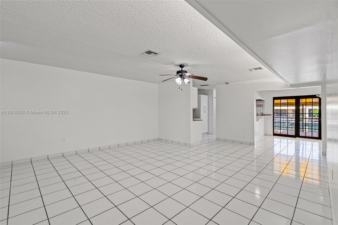 合同活跃: $3,000 (3 贝兹, 2 浴室, 1460 平方英尺)