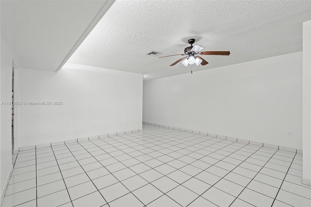 合同活跃: $3,000 (3 贝兹, 2 浴室, 1460 平方英尺)