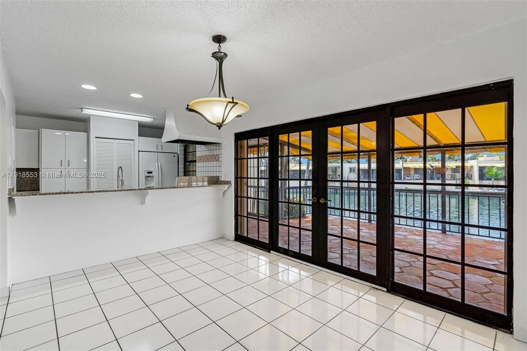 合同活跃: $3,000 (3 贝兹, 2 浴室, 1460 平方英尺)