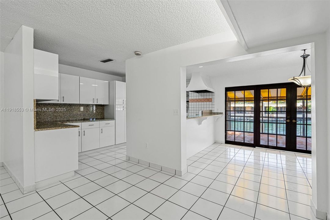 合同活跃: $3,000 (3 贝兹, 2 浴室, 1460 平方英尺)