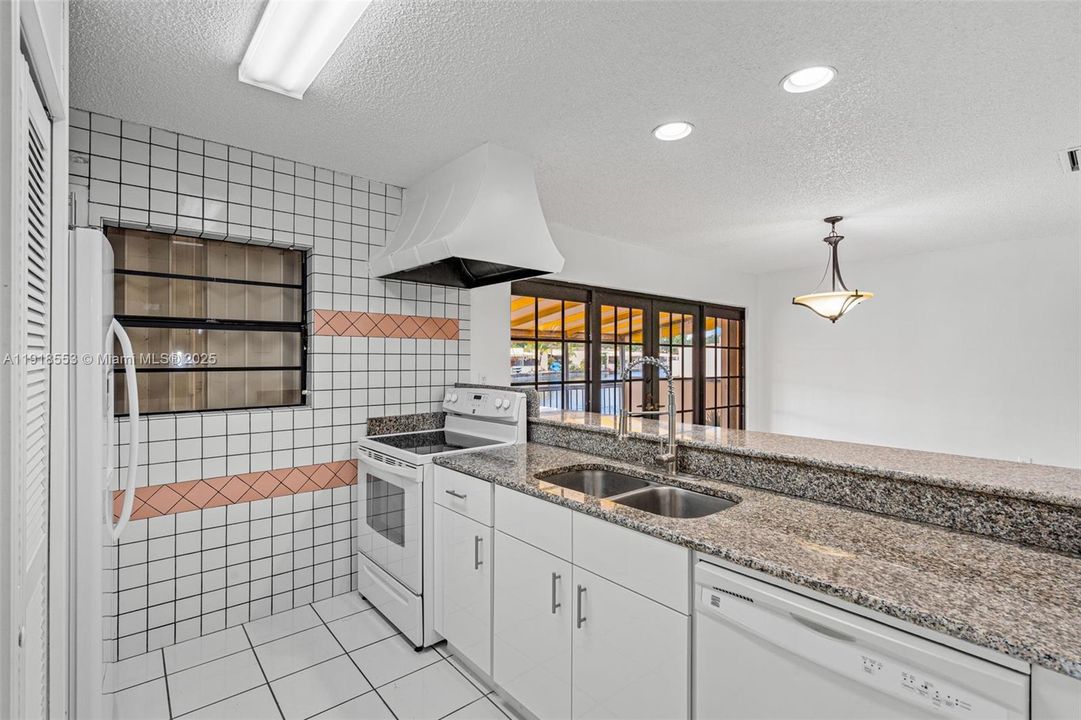 合同活跃: $3,000 (3 贝兹, 2 浴室, 1460 平方英尺)