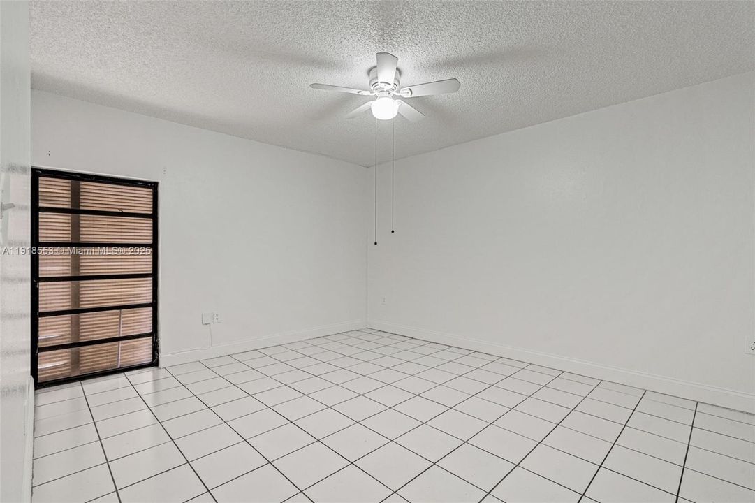 合同活跃: $3,000 (3 贝兹, 2 浴室, 1460 平方英尺)