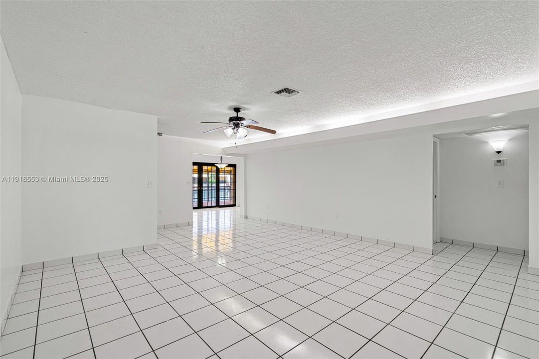 合同活跃: $3,000 (3 贝兹, 2 浴室, 1460 平方英尺)