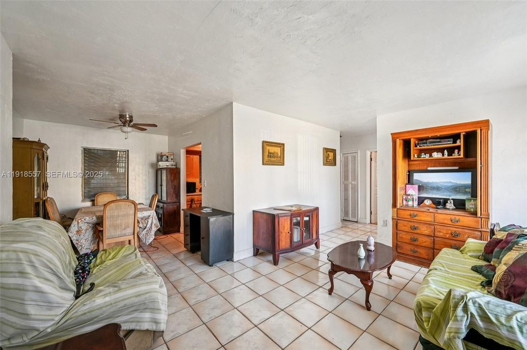 En Venta: $460,000 (3 camas, 2 baños, 1200 Pies cuadrados)