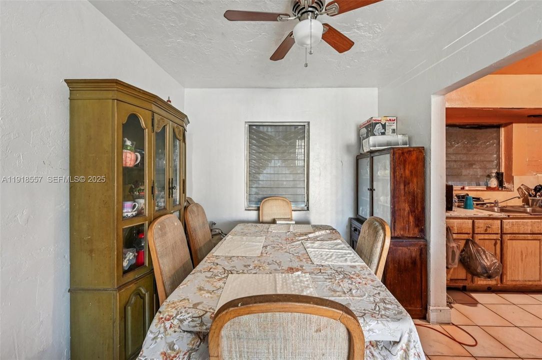 En Venta: $460,000 (3 camas, 2 baños, 1200 Pies cuadrados)