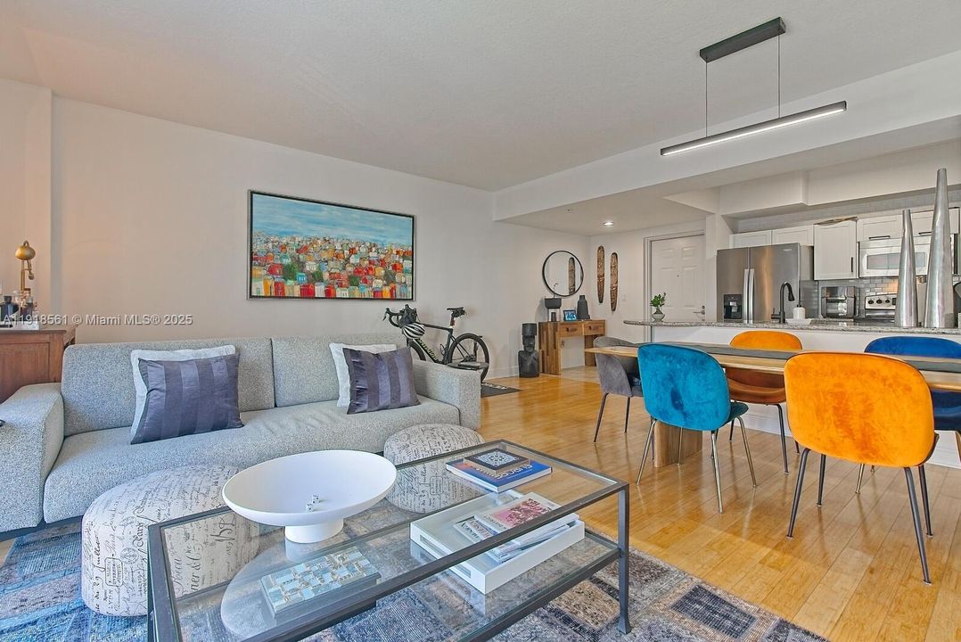 For Sale: $385,000 (1 beds, 1 baths, 894 Square Feet)