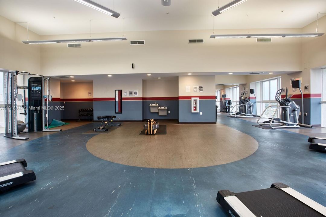 For Sale: $385,000 (1 beds, 1 baths, 894 Square Feet)