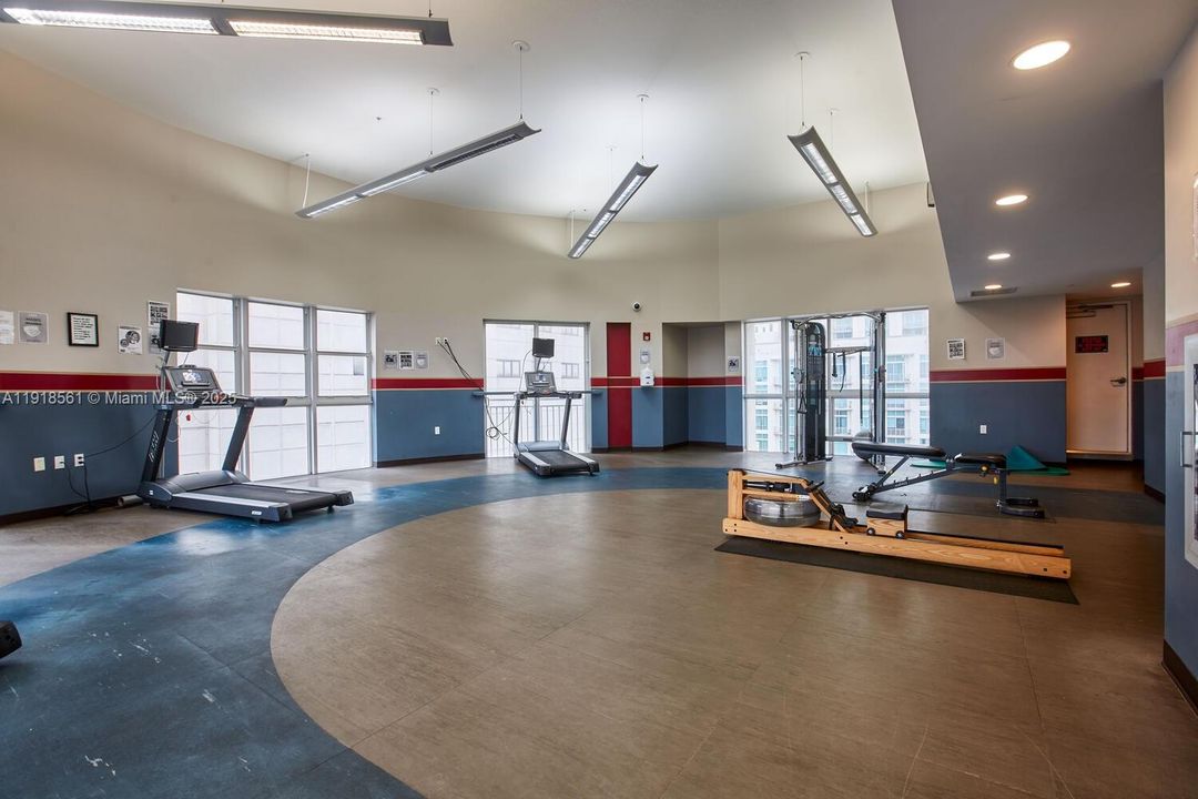 For Sale: $385,000 (1 beds, 1 baths, 894 Square Feet)