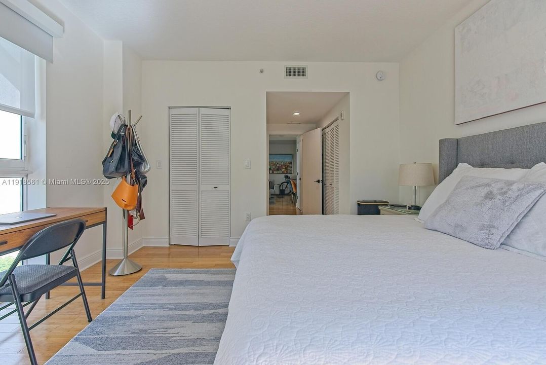 For Sale: $385,000 (1 beds, 1 baths, 894 Square Feet)