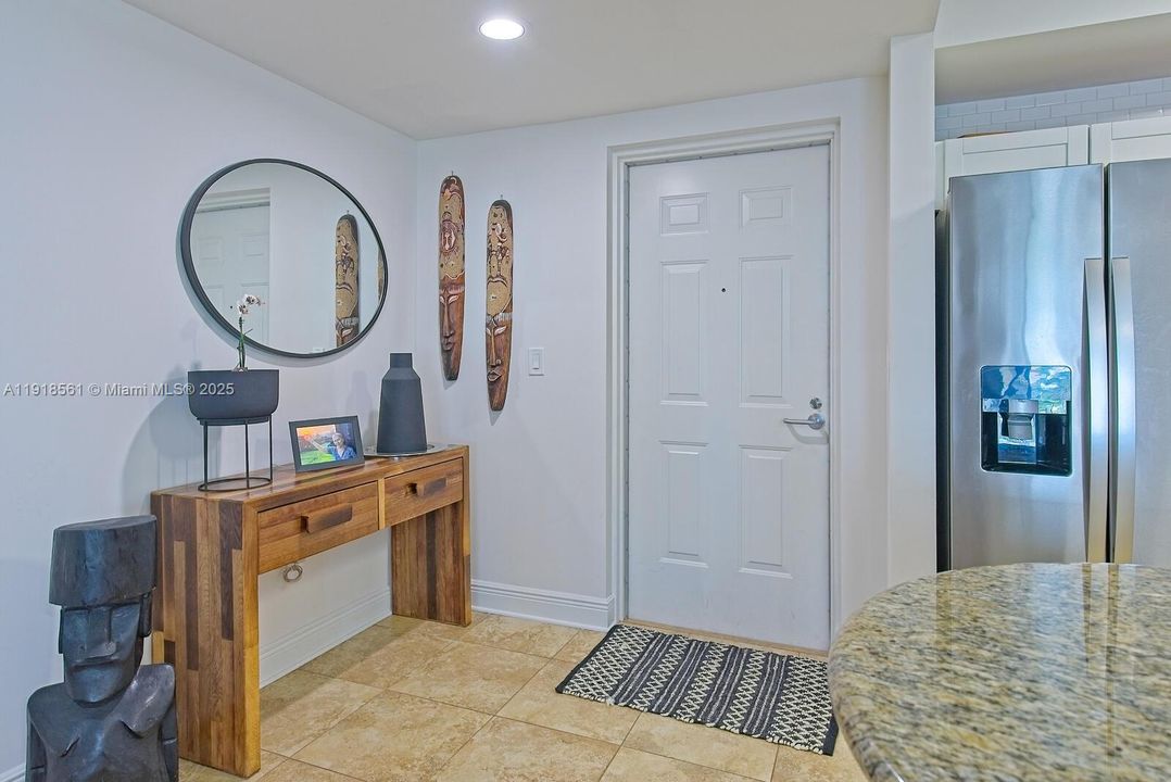 For Sale: $385,000 (1 beds, 1 baths, 894 Square Feet)