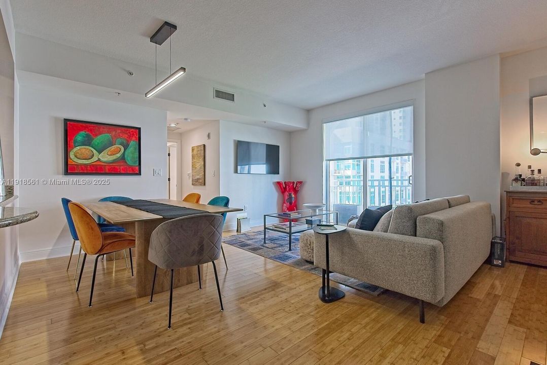 For Sale: $385,000 (1 beds, 1 baths, 894 Square Feet)