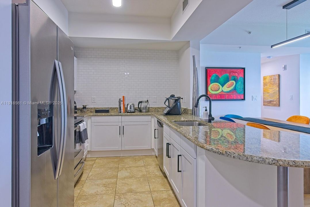 For Sale: $385,000 (1 beds, 1 baths, 894 Square Feet)