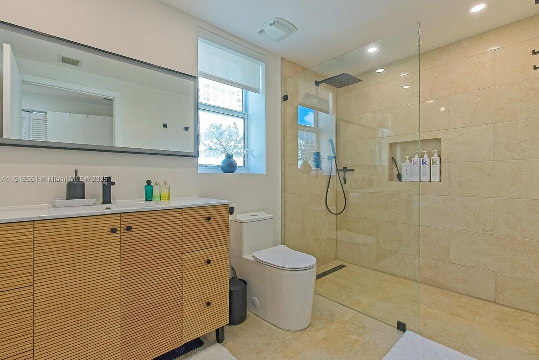 For Sale: $385,000 (1 beds, 1 baths, 894 Square Feet)