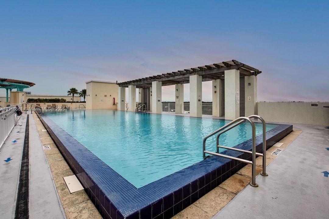 For Sale: $385,000 (1 beds, 1 baths, 894 Square Feet)