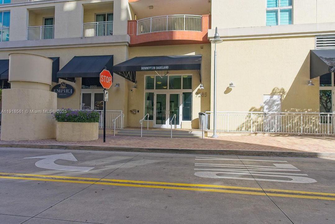 For Sale: $385,000 (1 beds, 1 baths, 894 Square Feet)