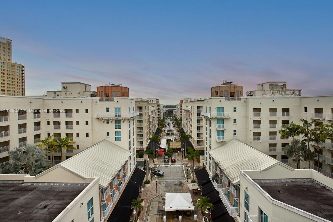 For Sale: $385,000 (1 beds, 1 baths, 894 Square Feet)