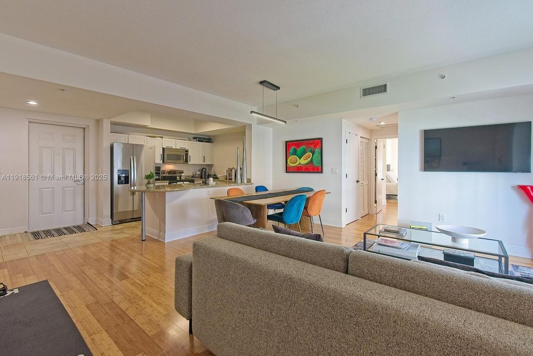 For Sale: $385,000 (1 beds, 1 baths, 894 Square Feet)