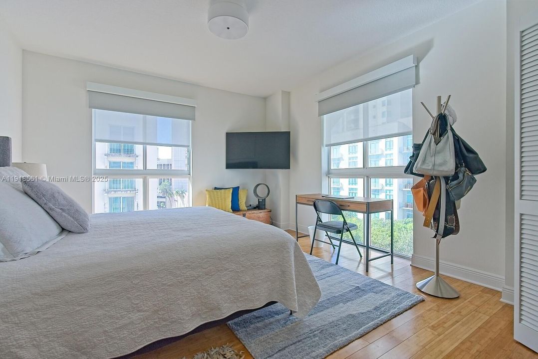 For Sale: $385,000 (1 beds, 1 baths, 894 Square Feet)